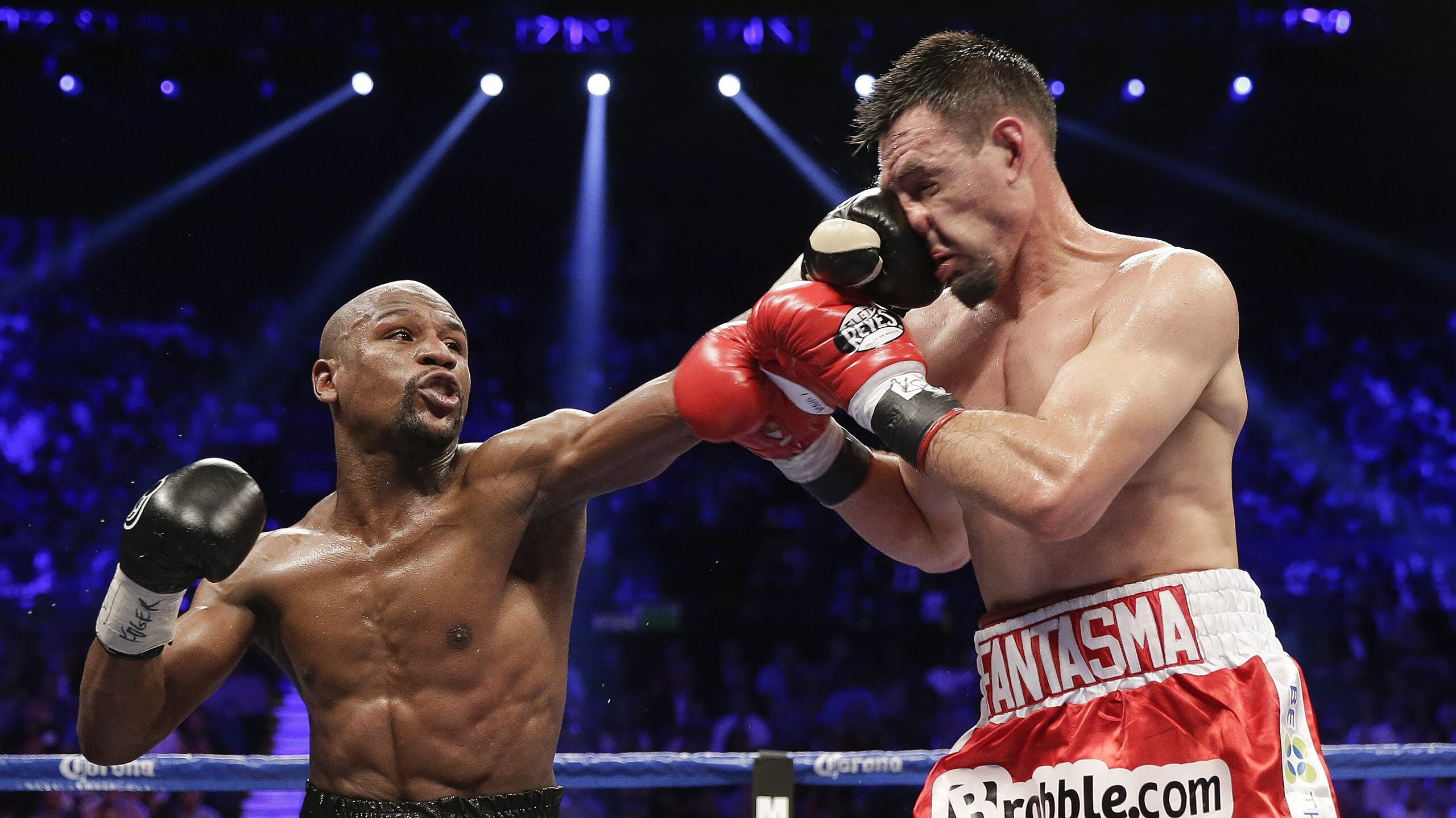 马刺对阵广东队，霍勒迪完成里程碑，篮球全球化浪潮下的历史性握手